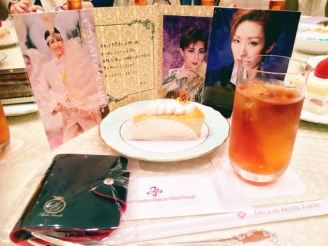 メッセージカード・プレゼント・ケーキ・紅茶