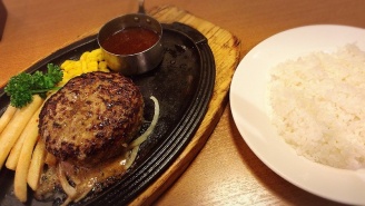 劇場近くのロイヤルホストで妹の誕生日を祝ったよ