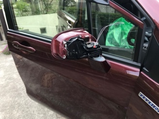 サイドミラーのカバー吹っ飛んでる